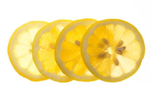 Beyaz arka plan üzerinde izole taze limon dilimleri — Stok fotoğraf