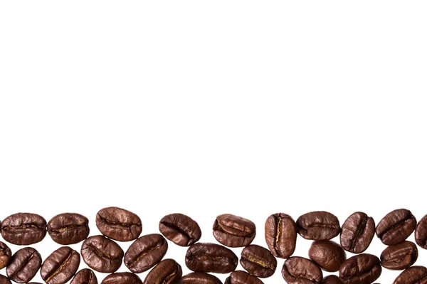 Koffiebonen op de witte achtergrond — Stockfoto