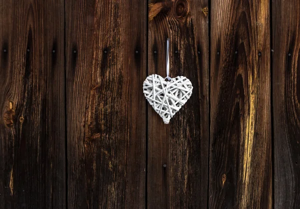 Witte rieten hart op houten achtergrond — Stockfoto
