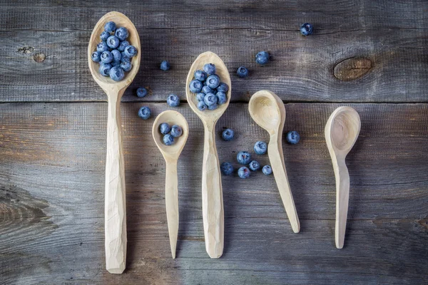 Blaubeeren auf einem Holzlöffel — Stockfoto