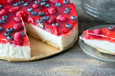 Cheesecake taze Ahududu ve yaban mersini ile