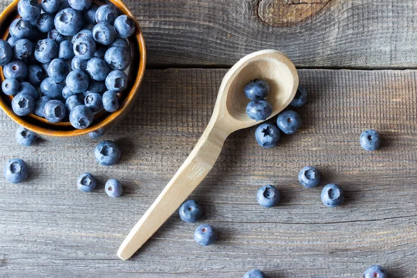 Blaubeeren auf einem Holzlöffel — Stockfoto