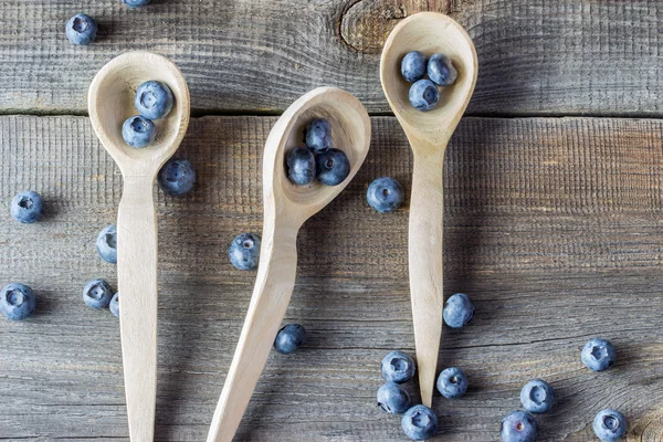 Blaubeeren auf einem Holzlöffel — Stockfoto