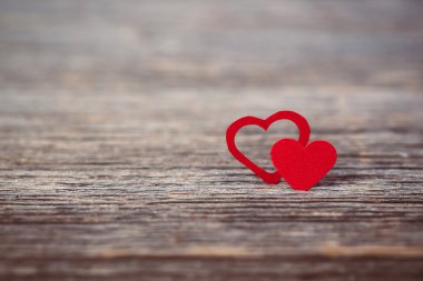 Kırmızı kalp eski ahşap arka planda