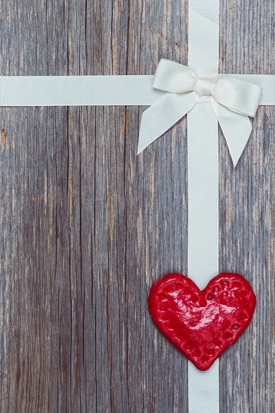 Красное сердце на старом деревянном фоне — стоковое фото