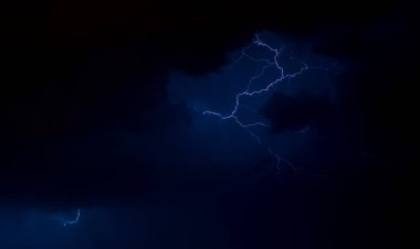 Cielo nocturno con rayos, nubes y tormenta / Gece gökyüzü şimşekler, bulutlar ve fırtınalarla