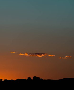 Atardecer con colores de cielo degradados acompaado de nubes y edificios / Sunset ile bozulmuş gökyüzü renkleriyle birlikte bulutlar ve binalar.