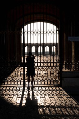 Persona observando el atardecer a traves de una puerta / Person Bir kapıdan gün batımını izliyor