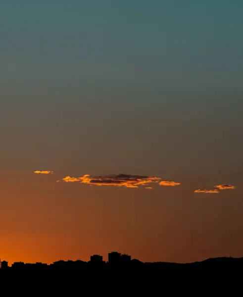 Atardecer Con Colores Cielo Degradados Acompaado Nubes Edificios Atardecer Con — Foto de Stock