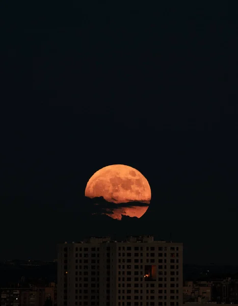 Luna Llena Roja Con Nubes Sobre Edificio Полная Красная Луна — стоковое фото