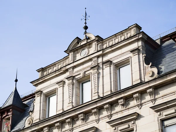 Fasaden på huset med blå himmel — Stockfoto