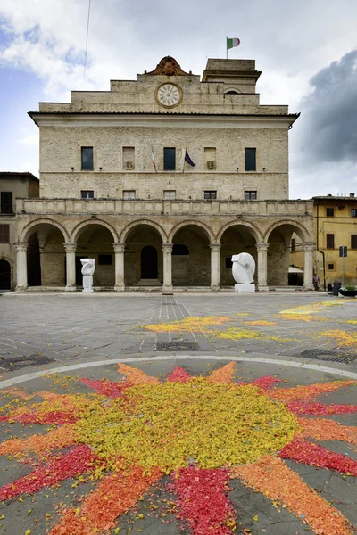 Piazza montefalco mit blumen — Stockfoto