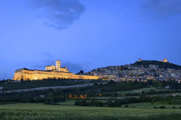 Illuminated cityscape Assisi basilica and monastery — Stock Photo, Image