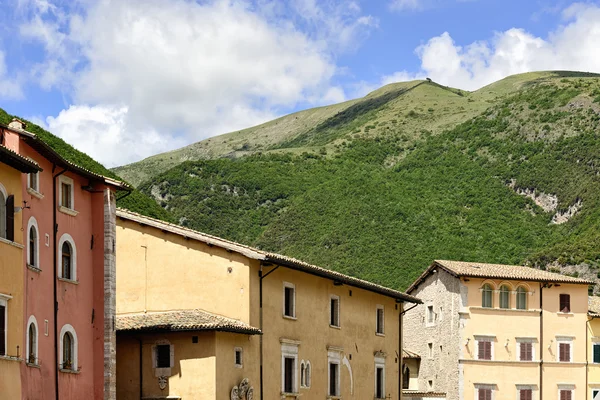 Huizen en groene heuvels in Italië — Stockfoto