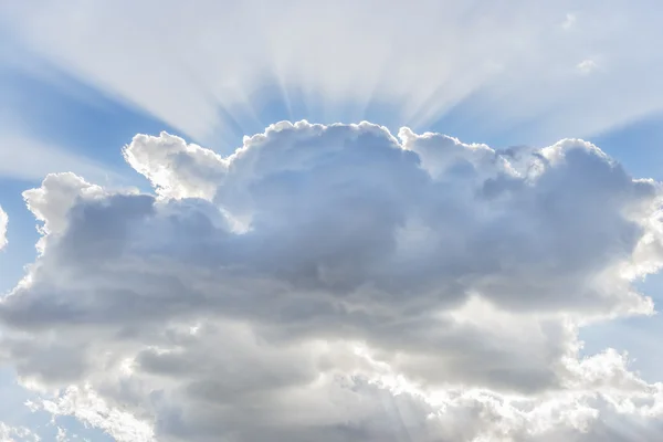 Хмара з сонячними променями — стокове фото