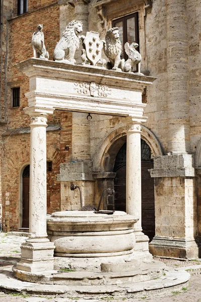 Brunnen montepulciano — Stockfoto