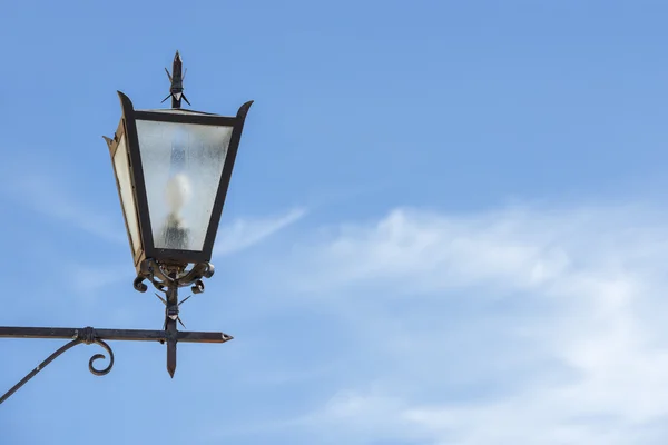 Lámpara con cielo azul —  Fotos de Stock