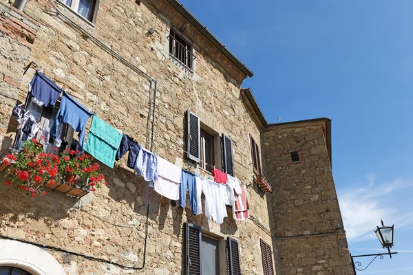 Wall with laundry in Tuscany — Stock Photo, Image