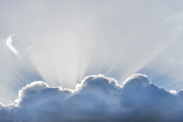 Хмара з сонячними променями — стокове фото