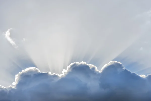 Nuage avec rayons de soleil — Photo