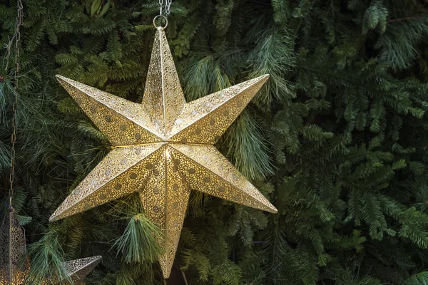 Decoratie gouden sterren kerstmarkt — Stockfoto