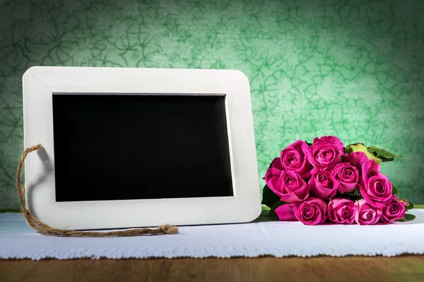 Blank slate blackboard and roses — Stock Photo, Image