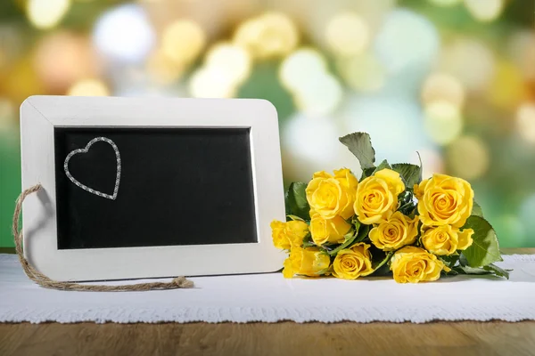 Slate blackboard heart and roses — Stock Photo, Image