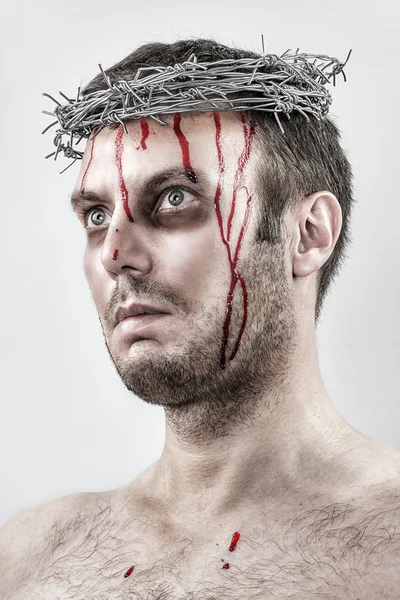 有刺鉄線の冠を持つ男を出血 — ストック写真