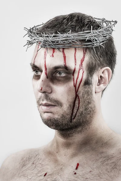 Uomo sanguinante con corona di filo spinato — Foto Stock