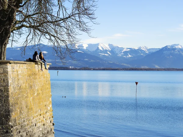 Bodensjön med stenar och människor — Stockfoto