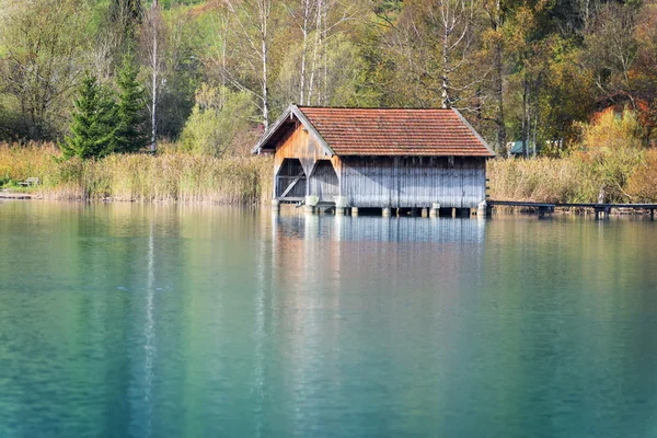 Навіси для човнів на озері Kochelsee — стокове фото