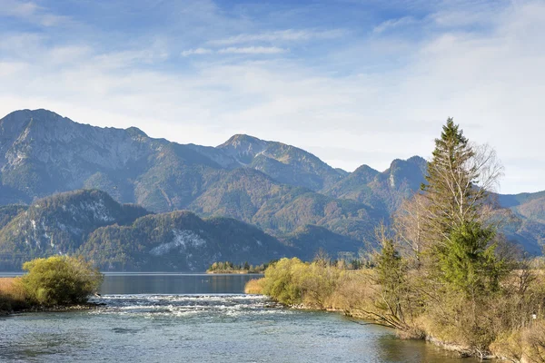 Floden Loisach med Alperna i Bayern — Stockfoto