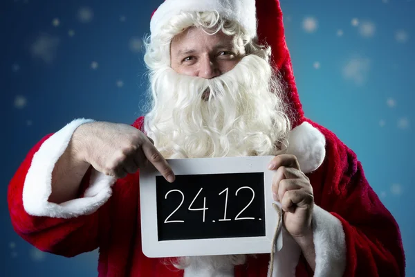 Stående Santa Claus pekar på skiffer — Stockfoto