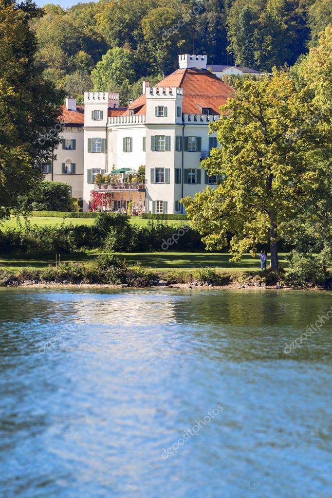https://st2.depositphotos.com/1780879/6774/i/950/depositphotos_67745337-stock-photo-sisi-castle-possenhofen.jpg