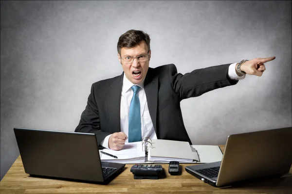 Hombre de negocios enojado en la oficina — Foto de Stock