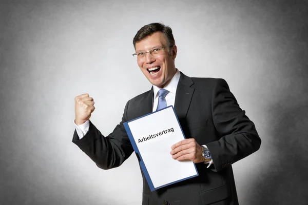 Zakenman met arbeidsovereenkomst — Stockfoto