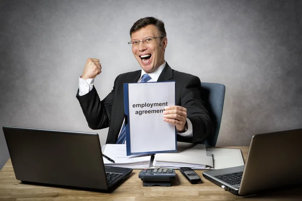 Empresário com contrato de trabalho — Fotografia de Stock