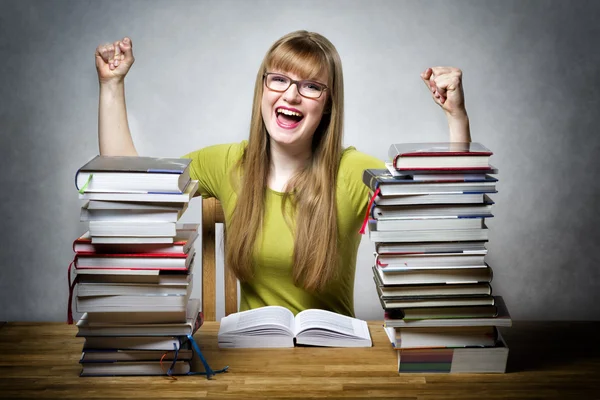 Gelukkig student vrouw met boeken — Stockfoto