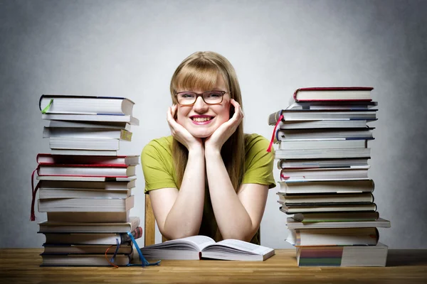 Estudante feminina feliz com livros — Fotografia de Stock