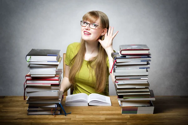 Vrouwelijke student met boeken luisteren — Stockfoto