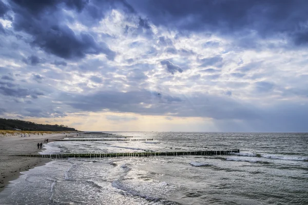 Wybrzeże Bałtyku z ciemne chmury — Zdjęcie stockowe