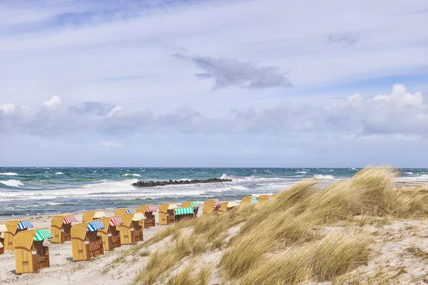 Cadeiras de praia com dunas no Wustrow — Fotografia de Stock