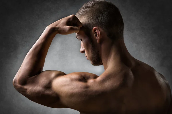 El músculo bíceps del hombre joven — Foto de Stock