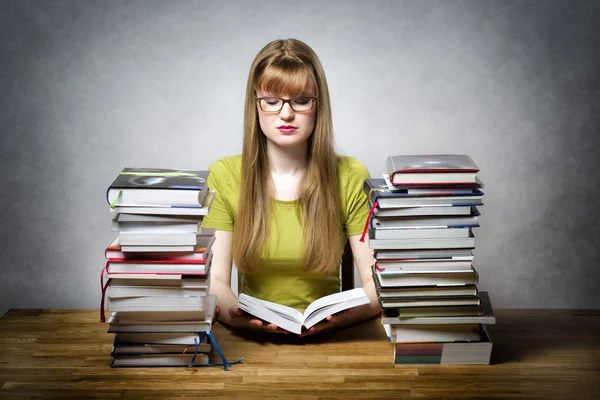 Unga kvinna läser bok — Stockfoto