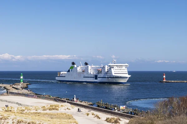 Warnemunde yolcu gemisi ile — Stok fotoğraf