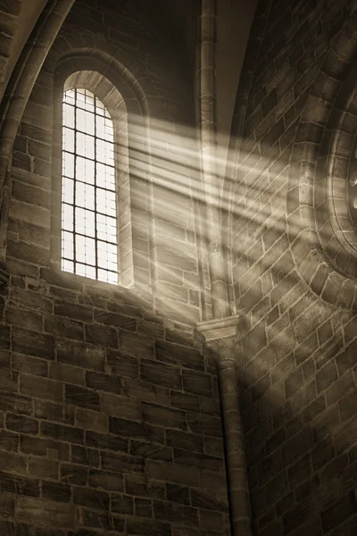 Finestra della chiesa con raggi di sole — Foto Stock