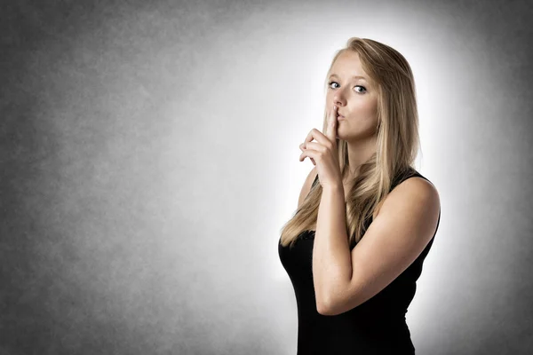Kvinna med fingret på läppar — Stockfoto