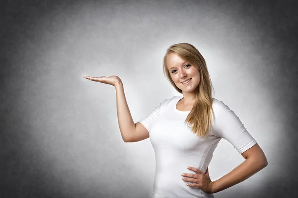 Frau präsentiert etwas — Stockfoto