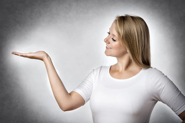 Mujer presentando algo — Foto de Stock