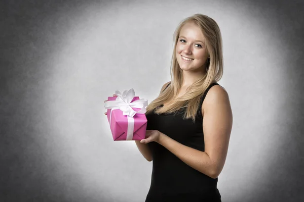 Lächelnde Frau mit Geschenk — Stockfoto